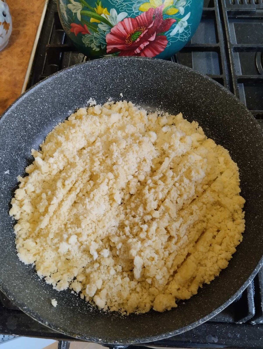 Насыпали на сухую разогрутую сковороду.