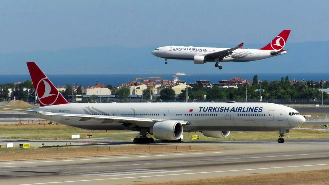 Основа широкофюзеляжного флота компании — Boeing 777-3F2ER и Airbus A330 (на заднем плане — A330-203)