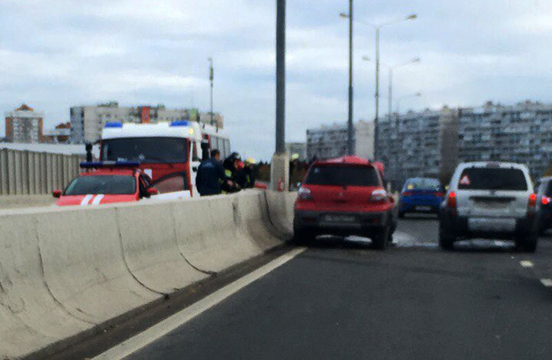   Последствия аварии на Крюковской эстакаде: автомобиль уже поставили на четыре колеса, но движение все еще замедленное Наталия Феднина / vk.com/zelaoauto 