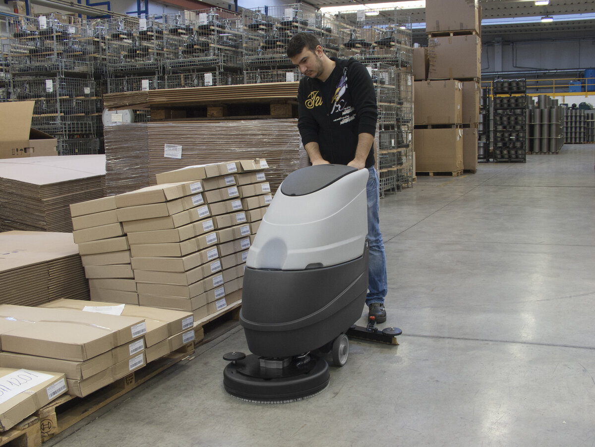 Поломоечная машина на производстве