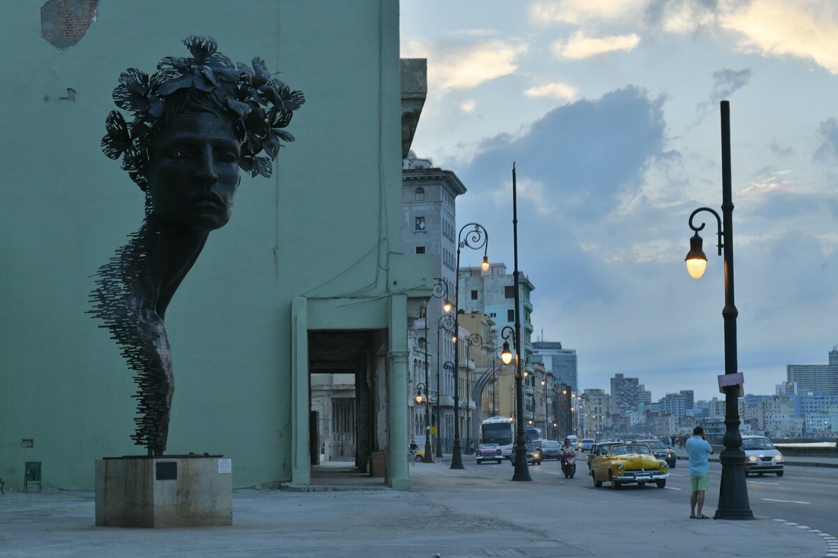 
Угол Малекона и  улицы Галиано. Семиметровая скульптура "Primavera" (Весна) была подарена Гаване скульптором Рафаэлем Сан-Хуаном в 2016 году. 