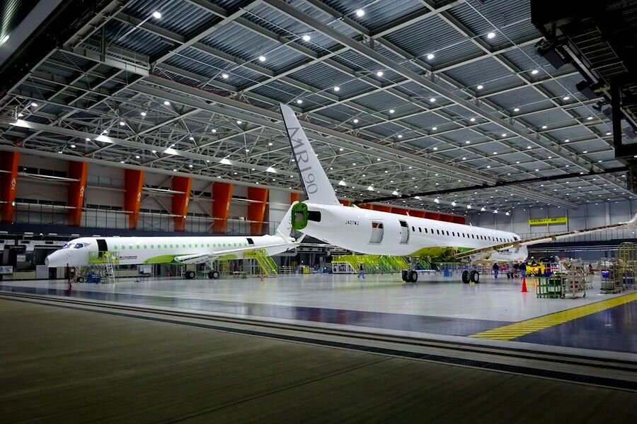 Mitsubishi MRJ90 на сборочном предприятии в аэропорту Комаки, Нагоя, Япония