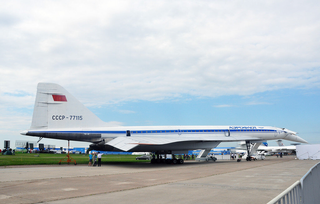  Статическая экспозиция "МАКС-2017" была представлена несколькими разделами - "Боевая авиация", "Бизнес авиация", "Гражданские самолеты", "Легенды авиации". Экспозицию "Легенды авиации" организовали Научно-инженерная компания “НИК” и Благотворительный фонд “Легенды Авиации” при поддержке Администрации города Жуковский, ОАО “Авиасалон” и Клуба Героев города Жуковский. В экспозицию входили самолеты различных эпох и назначений.

