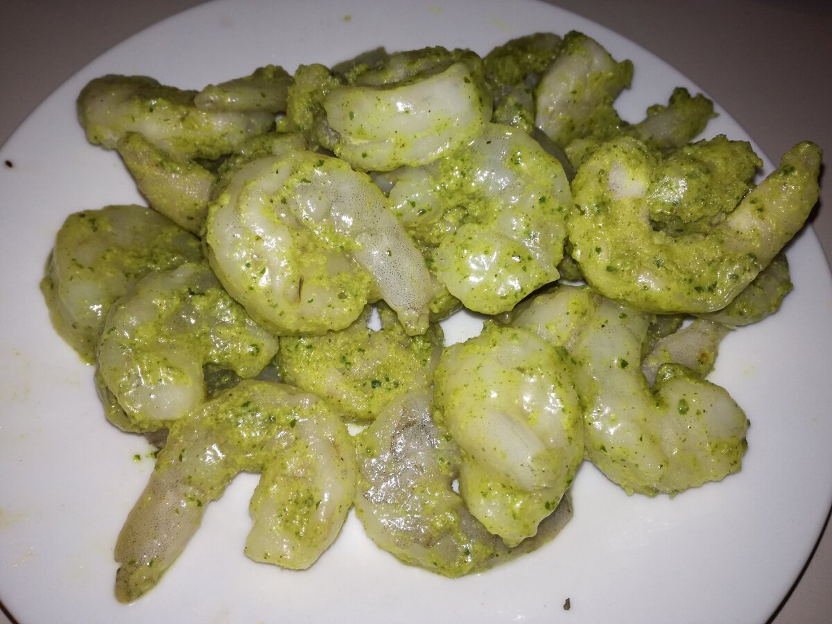 Чтобы вкусно пожарить креветки, их надо предварительно замариновать. Я расскажу вам, как вкусно замариновать креветки.