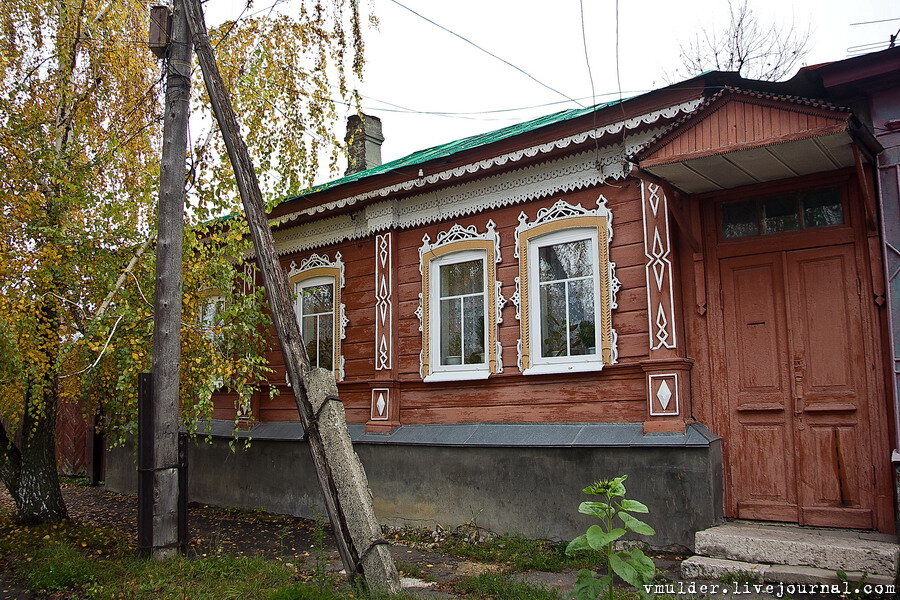 Люблю я местные наличники. каждый дом здесь по своему прекрасен. хоть фотографируй каждый. 

Фото 2. 
