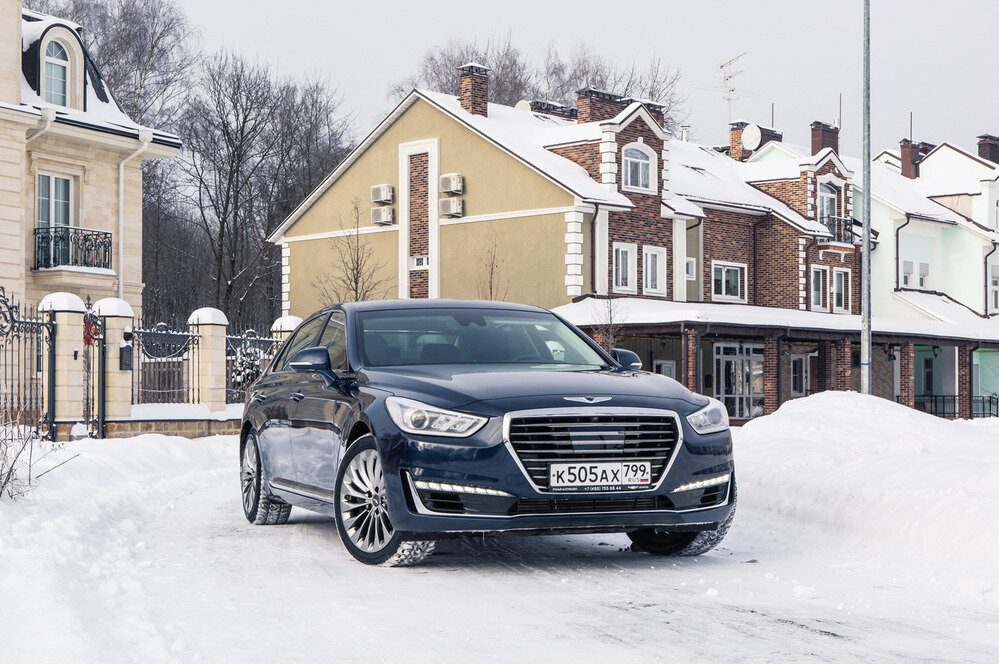 Удачная  внешность Genesis G90  – плод творения настоящей дрим-тим, ведь под  руководством Питера Шрайера трудися Люк Донкервольке, ранее создавший  такие шедевры, как Lamborghini Murcielago и Bentley Fyuing Spur.   