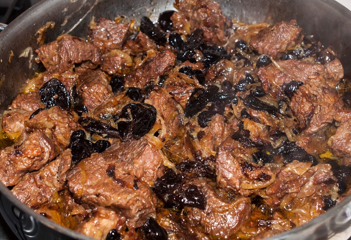 Мясо с черносливом тушеное рецепт с фото