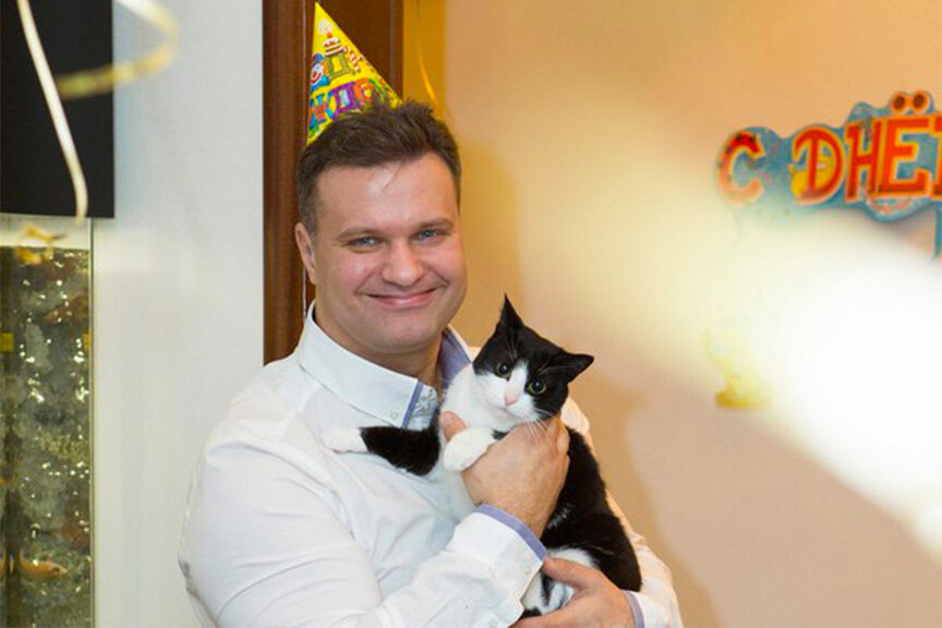  Алексей Тихомиров вот уже несколько лет помогает бездомным животным: он вскрывает продухи подвалов, в которых есть замурованные кошки. Дело это хорошее.-2