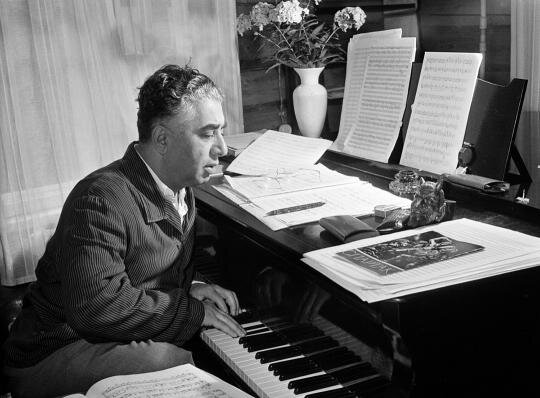 
Композитор за работой. Фото Семёна Фридлянда