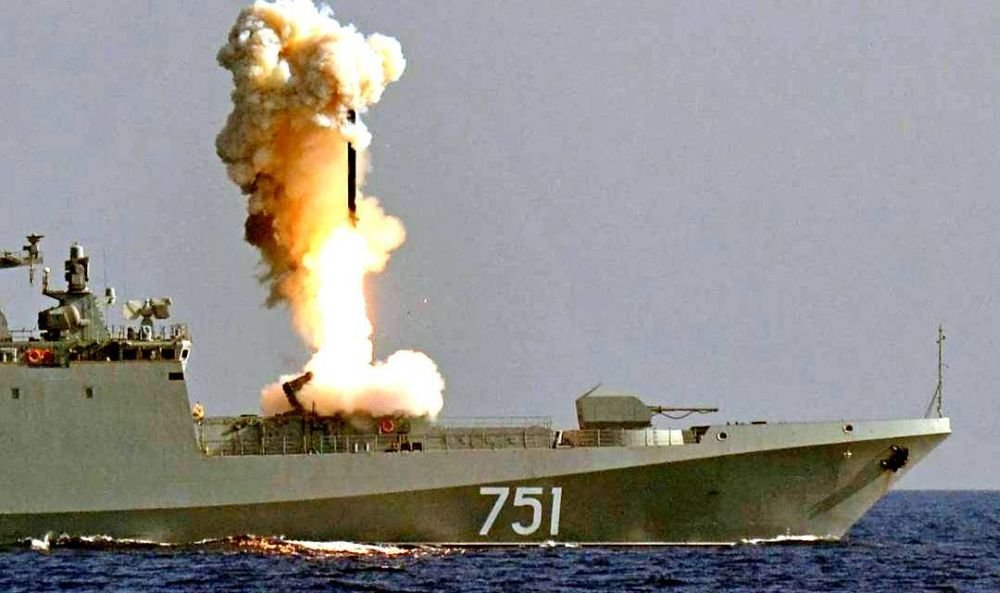Фрегат «Адмирал Эссен» проводит стрельбы ракетами класса «Калибр». Фото: topwar.ru