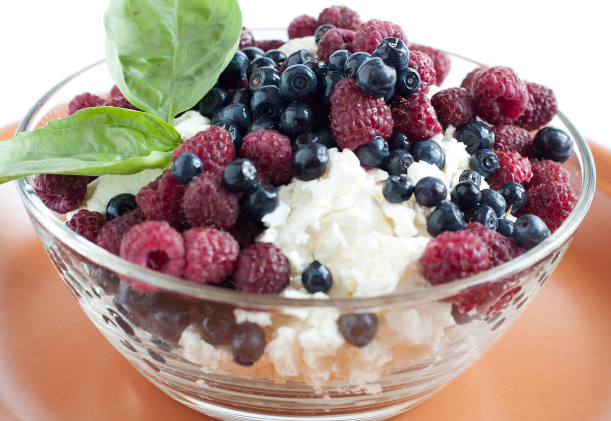 Нежирный творог с ягодами - отличный вариант для завтрака