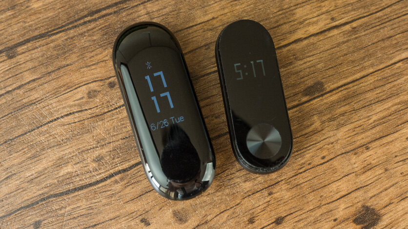 Mi Band 3 (слева) и Mi Band 2 (справа)