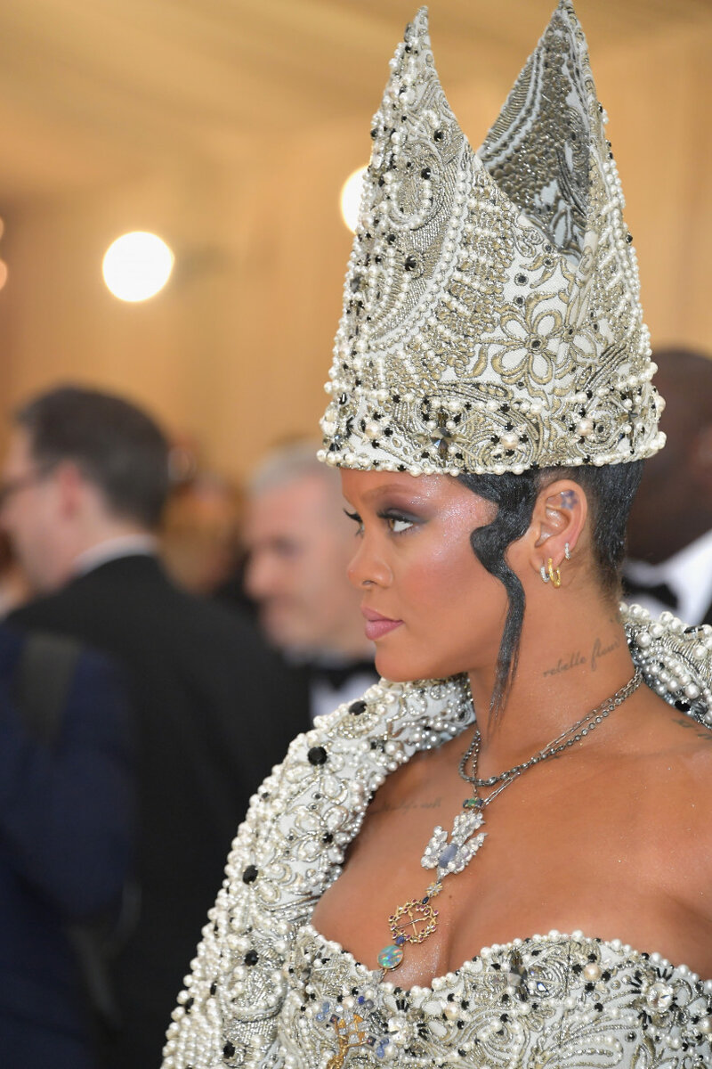 Рианна переплюнула всех на Met Gala 2018, появившись в серебряном платье и  головном уборе, как у Папы Римского! | ВСЕ О МОДЕ И КРАСОТЕ. | Дзен