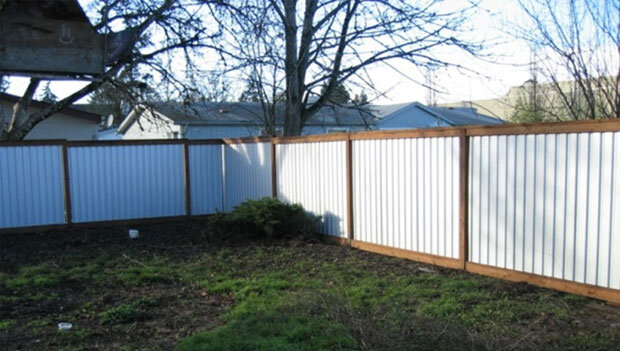 Профнастил хорошо подходит для создания заборов