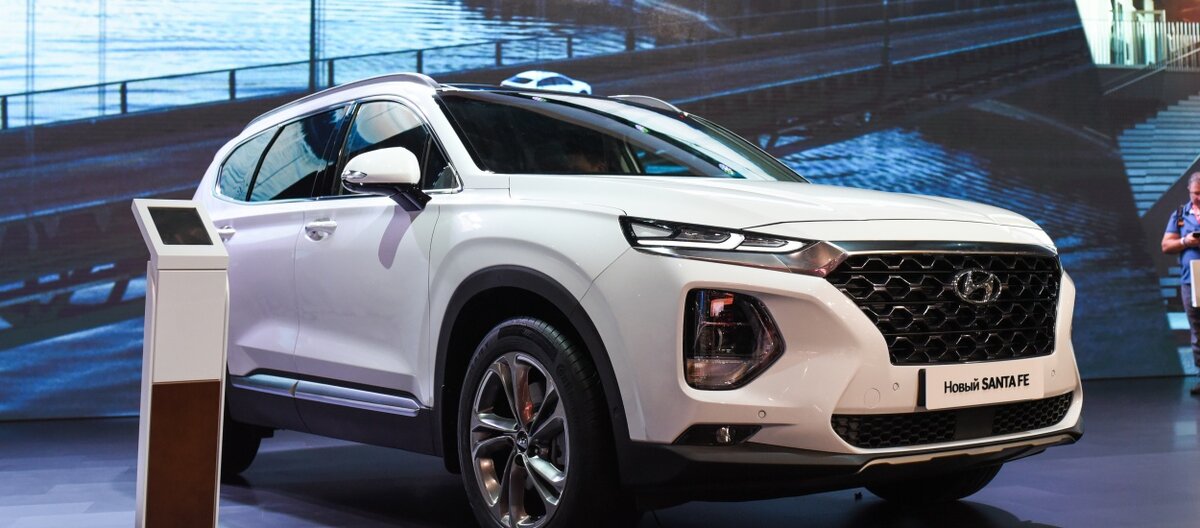 На Московском международном автосалоне бренд Hyundai представил две российские премьеры: четвертое поколение кроссовера Santa Fe и новый Tucson. Также впервые в Москве был представлен электромобиль Hyundai IONIQ.