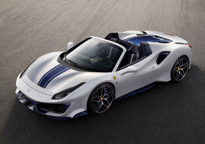 Ferrari 488 Pista Spider (вид спереди)