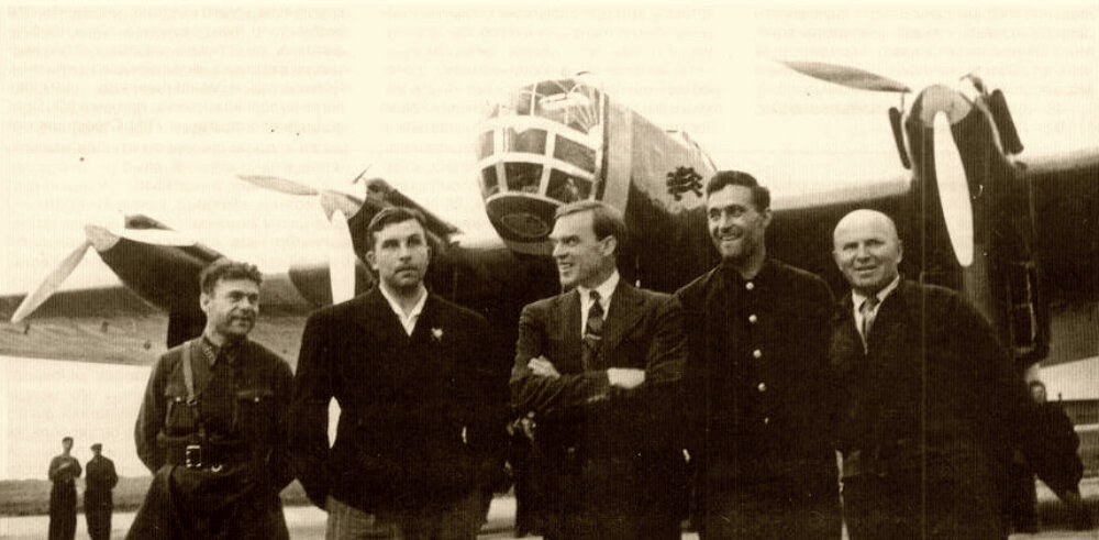 Последнее фото перед вылетом. Слева направо: штурман Левченко, Н.Я.Галковский (радист), С. А. Леваневский (командир экипажа), Н. Г. Кастанаев (второй пилот) и Н. Н. Годовиков (бортинженер). Аэродром Щелково, 12 августа 1937 г.