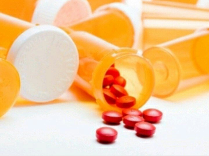 Исследователи разрабатывают новое поколение обезболивающих препаратов 
Исследователи из Charité - Universitätsmedizin Berlin и Zuse Institute Berlin разработали новое поколение обезболивающих препаратов. Исследователи использовали компьютерное моделирование для разработки новых опиоидов, которые будут работать только на участках, пострадавших от травмы или воспаления. Эти препараты могут препятствовать возникновению связанных с мозгом и кишечником побочных эффектов, обычно связанных с обычными опиоидами, и, как было показано, успешны в доклинических исследованиях. Результаты этого исследования были опубликованы в Pain и Scientific Reports .

Опиоиды - это класс препаратов с сильными болеутоляющими свойствами. Они в основном используются для лечения боли, связанной с повреждением тканей и воспалением, например, вызванным хирургией или раком. Общие побочные эффекты, связанные с их использованием, включают сонливость, тошноту, запор, зависимость и, в некоторых случаях, остановку дыхания. Исследовательская группа, возглавляемая профессором д-ром Кристофом Штайном из Отделения анестезиологии и хирургической хирургии интенсивной терапии в кампусе Бенджамином Франклином, надеется разработать новые виды обезболивающих препаратов, которые будут работать без возникновения опасных побочных эффектов. Сотрудничая с доктором Марком Вебером из Института Zuse в Берлине, исследователи использовали компьютерное моделирование для разработки двух новых опиоидов. В обоих случаях исследователи использовали фентанил в качестве исходной молекулы.

Исследователи предположили, что поврежденные или воспаленные ткани демонстрируют более сильное взаимодействие между «опиоидными агонистами» - веществами, которые вызывают эффект снятия боли, - и опиоидные рецепторы, к которым они привязаны. Их компьютерное моделирование показало, что это связано с увеличением концентрации протонов в воспаленных тканях, что приводит к более низким значениям рН, чем в здоровых тканях, что приводит к кислотным условиям. Опиоидные молекулы должны пройти протонирование, прежде чем они смогут связываться с и активировать опиоидные рецепторы. Исследователи использовали эти знания для разработки двух препаратов, которые существовали бы только в протонированном состоянии в присутствии воспаления. Это ограничивает активацию опиоидных рецепторов сайтам повреждения тканей или воспаления, а не рецепторов в мозге или кишечнике.

«Наш инновационный метод дизайна обеспечивает надежную основу для нового поколения обезболивающих препаратов», - сообщает профессор Штейн. Он добавляет: «Эти препараты могут помочь нам обойтись без опасных побочных эффектов обычных опиоидов и уменьшить осложнения, а также помочь нам остановить опиоидный кризис, что особенно очевидно в Соединенных Штатах».

Исследователи надеются продолжить разработку этих недавно разработанных препаратов, чтобы сделать их доступными для пациентов. Они также планируют улучшить свое понимание молекулярных процессов, лежащих в основе сложных взаимодействий, наблюдаемых в воспаленных тканях, в надежде на то, что они смогут поддерживать оптимизацию опиоидов через полученные ими идеи. В идеальном случае их понимание также будет полезно для других лекарств, таких как те, которые используются для лечения высокого кровяного давления.