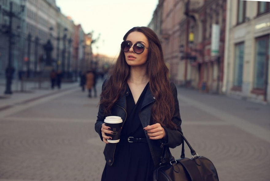 Девушка с кофе