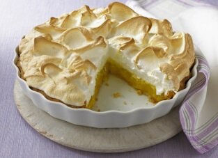 Очень интересный пирог на контрастах: рассыпчатое песочное тесто – бодрящая цитрусовая начинка – воздушная меренга.