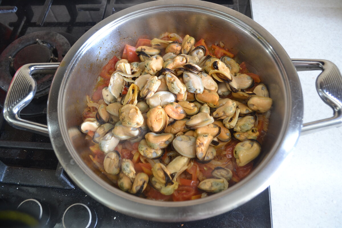 Жареные мидии на сковороде. Жареные мидии. Мидии жареные в соусе. Жареные мидии. Мидии с луком жареные на сковородке.