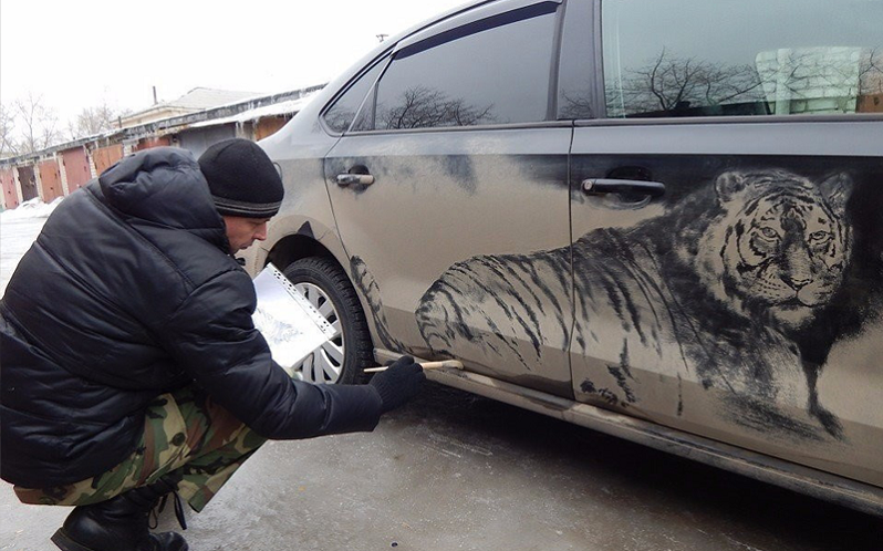 Потрясающие рисунки на грязных стеклах автомобиля