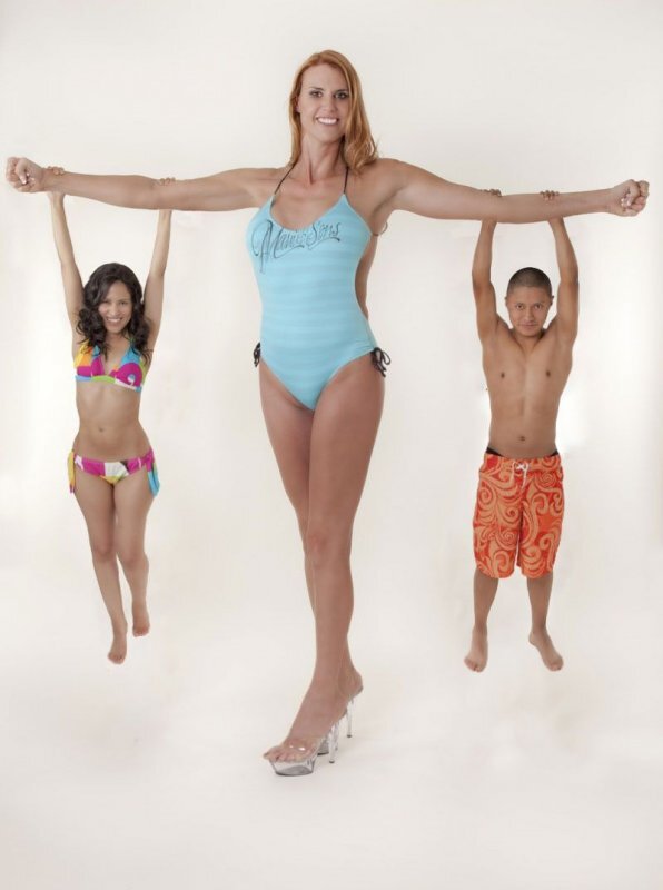 Амазон Ив – это девушка, которая вошла в книгу рекордов Гиннеса, как самая высокая женщина-модель. Ее рост составляет 203 см. По словам Амазон Ив, в ее роду все женщины были высокого роста. Из-за своих габаритов девушка часто испытывает дискомфорт не только в быту, но и в личных отношениях. К счастью, в 2013 году ей удалось встретить любимого человека – Дениса Харгрува, за которого она вскоре планирует выйти замуж.

