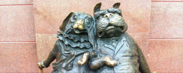 Скульптура «Влюбленные собачки» в Краснодаре.