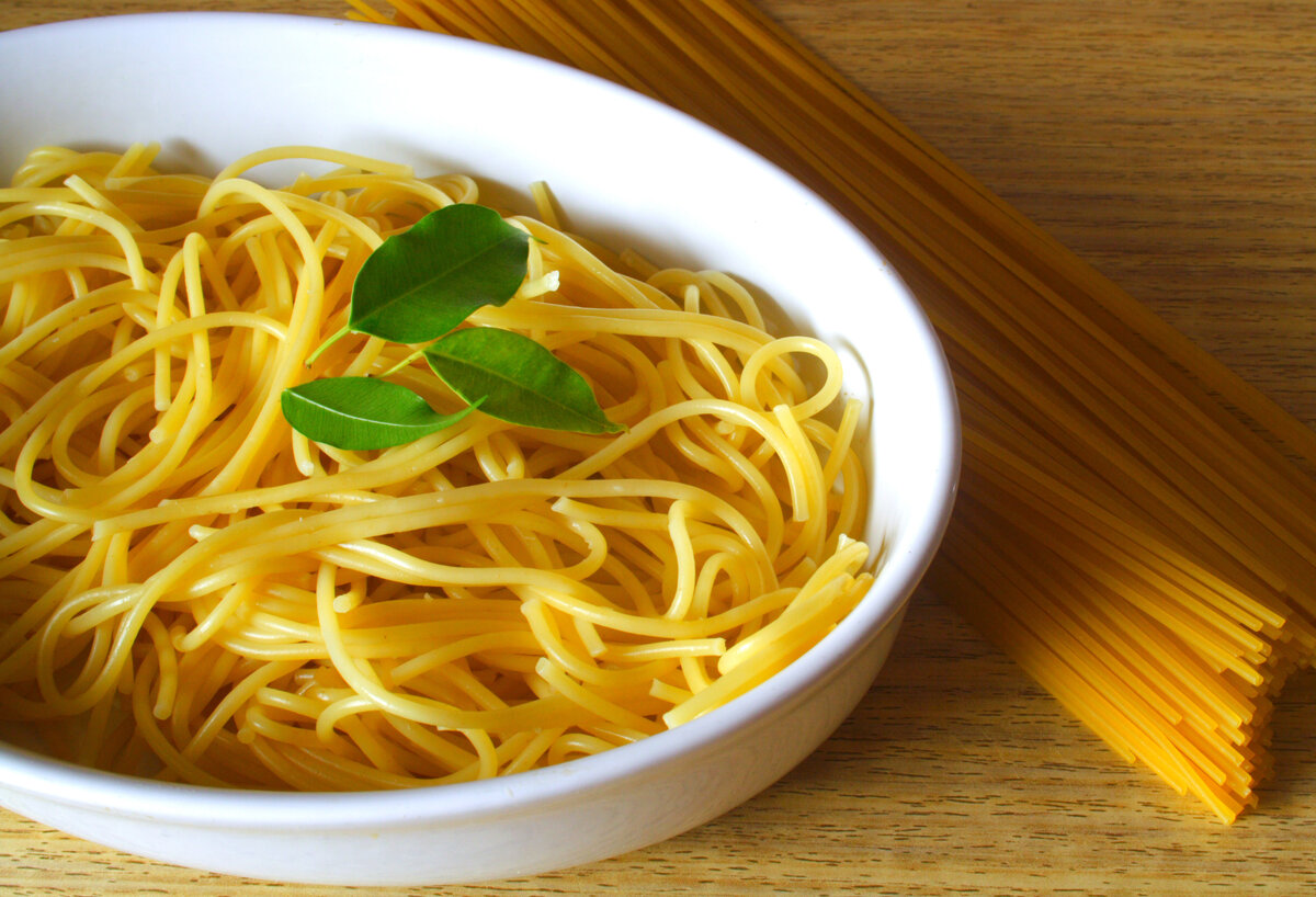 Как выглядит спагетти. Тарелка спагетти. Гарнир к макаронам. Вермишель в тарелке. Макароны вареные.