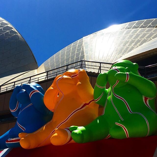 Три обезьяны перед Сиднейским оперным театром