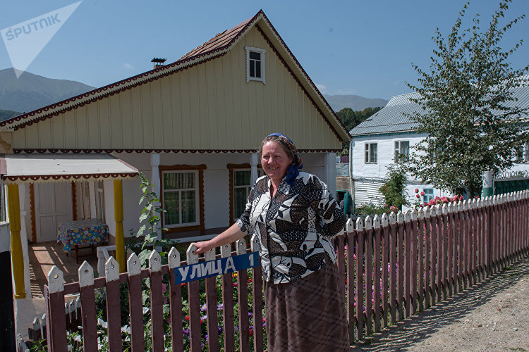 © SPUTNIK / ASATUR YESAYANTSЖитель села Фиолетово Наталья Максимовна перед гостевым домом