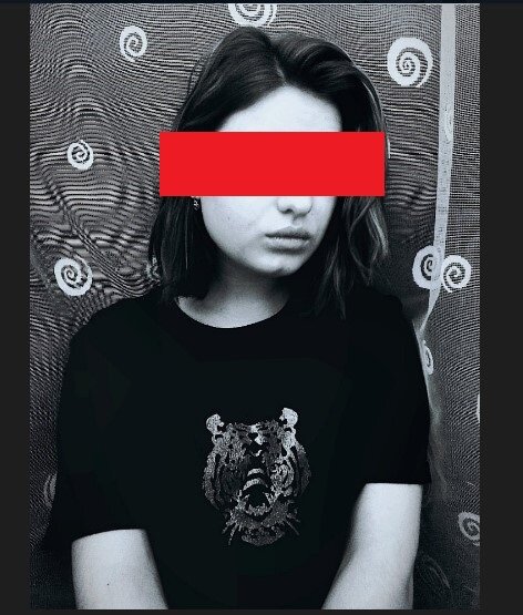 Со страницы мошенников. Закрыла глаза, т.к. преступники могут без спросу использовать чужое фото, а девушка может быть не виновата.