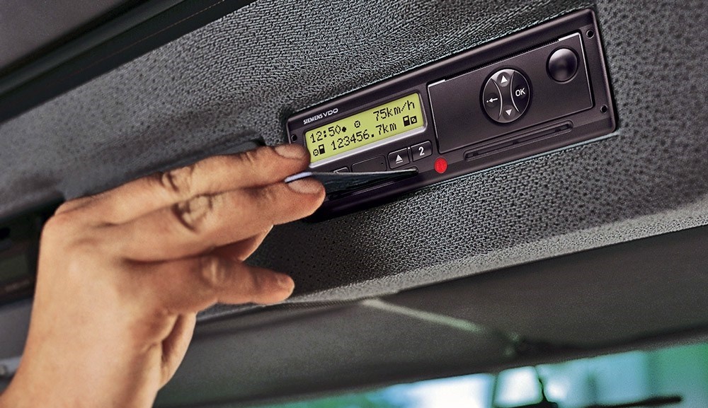 Установка карты в бортовое устройство. После того как карта будет установлена и принята бортовым устройством оно  станет тахографом.