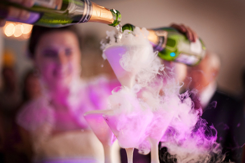 пирамида из шампанского с сухим льдом