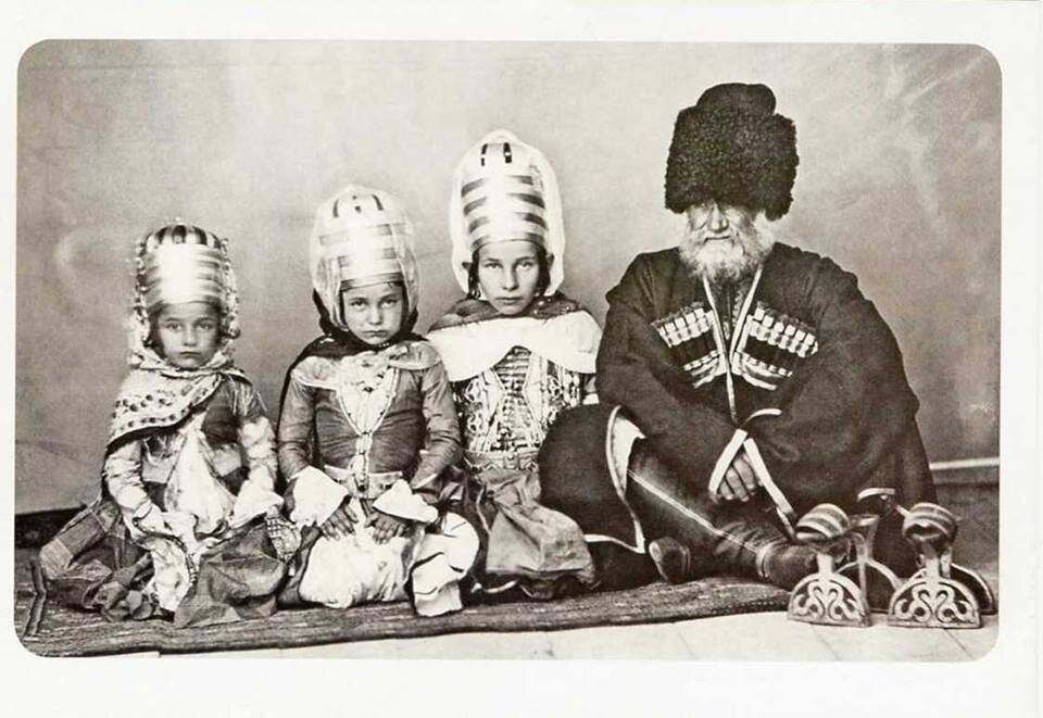 Старик-кабардинец с внучками, Россия 1889 год.