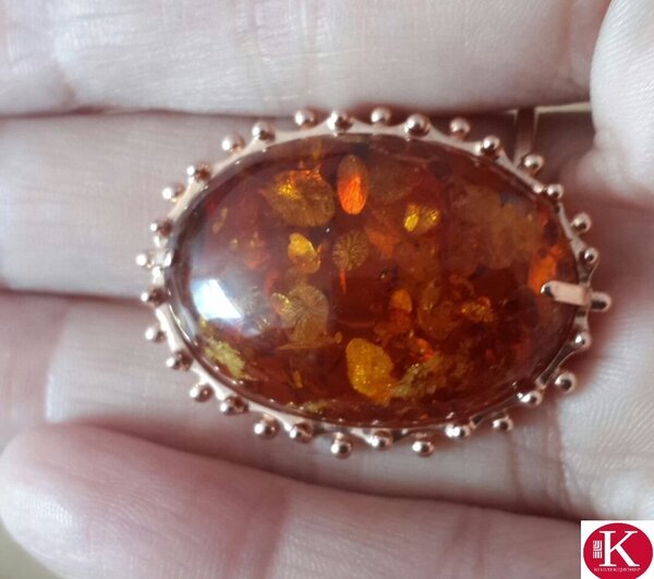 Брошь периода СССР из золота 583 пробы с вставкой из природного янтаря.