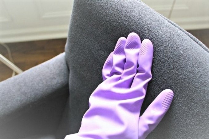 Мокрая перчатка легко удаляет шерсть с поверхности. 