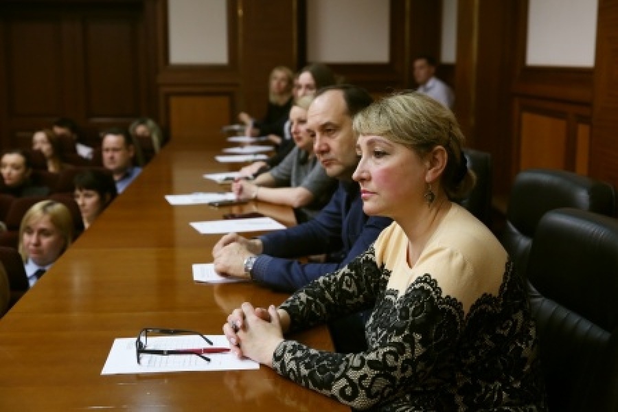 Об этом информирует пресс-служба администрации краевой столицы. 
Тема обсуждалась накануне на совещании в администрации Ставрополя. К разговору пригласили представителей спецслужб, полиции и руководителей риэлторских агентств.

Прозвучало, что после ликвидации в декабре прошлого года террористической ячейки, в Ставрополе имели место тотальные обходы многоквартирного фонда. Они показали, что только в четырех микрорайонах города сдается более двух тысяч квартир. Большая часть - нелегально. Зачастую хозяева даже не интересуются паспортными данными постояльцев и не контролируют, что происходит в квартире. А это несет прямую угрозу безопасности горожан.

На совещании главой города Ставрополя Андреем Джатдоевым было предельно ясно обозначено, что бороться с «серым» рынком аренды необходимо, задействовав все возможные механизмы. Для этого, между правоохранительными органами и риэлторскими компаниями была достигнута договоренность об обмене информацией, касающейся как иногородних, снимающих жилье в Ставрополе, так и незаконных риэлторских контор и частников, занимающихся съемными квартирами.

Но и самим горожанам рекомендуют проявлять бдительность.