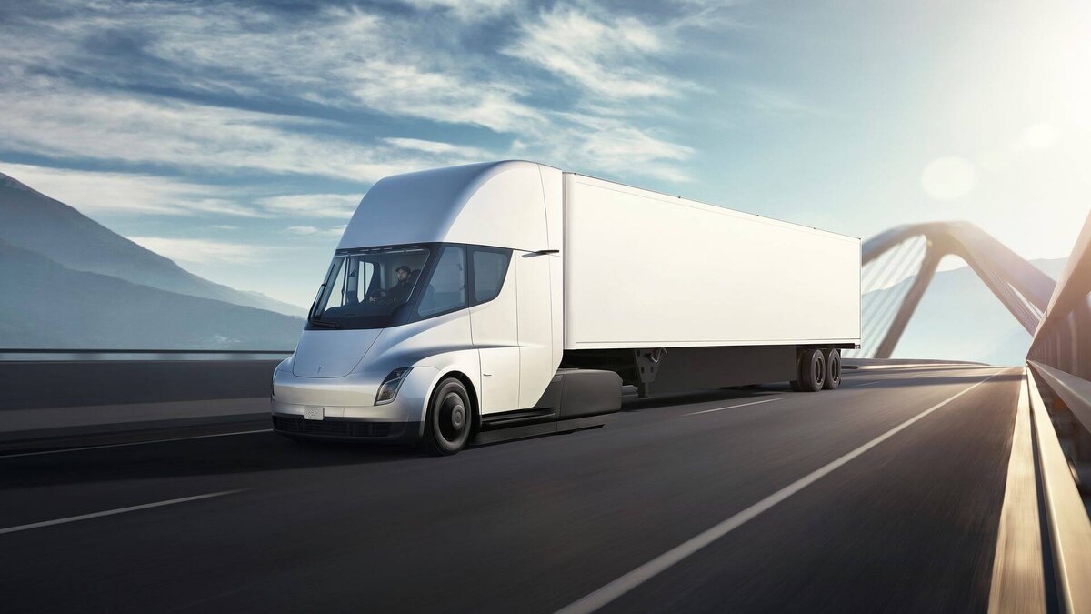 Tesla Semi недавно демонстрировался в Сакраменто, штат Калифорния, на выставке CALSTART Advanced Tech Vehicle Display.  
Это была фура, которая уже прошла по дорогам Америки тысячи километров. Semi выглядит как транспортное средство, которое постоянно используется, о чем свидетельствуют царапины на держателях, пятна на сиденье водителя и даже некоторые повреждения на ветровом стекле. Электрический грузовик определенно выглядит, как автомобиль дальнобойщика, который находится в постоянном использовании. 

На одной из фотографий салона грузовика заметна маленькая третья педаль, расположенная рядом с педалью тормоза.[ред. - хорошо видна в видео] Тесла не публиковала никаких подробностей об этом конкретном элементе, хотя есть предположения среди сообщества, мол, педаль - это механический стояночный тормоз , который используется в некоторых фурах. Два дисплея по обеим сторонам рулевого колеса Semi также весьма интересны: правый дисплей с навигацией, а левый предназначен для настройки грузовика. 

Детали интерьера прототипа Semi скорее всего еще не доработаны, но текущая настройка тестового автомобиля уже хорошо продумана. Центральное положение дальнобойщика дает возможность водителям получить хороший обзор дороги, а камеры заднего вида на левом и правом дисплеях позволяет операторам постоянно видеть, что происходит в слепых зонах Semi. 
