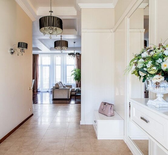 Прихожая и вид на гостиную-столовую