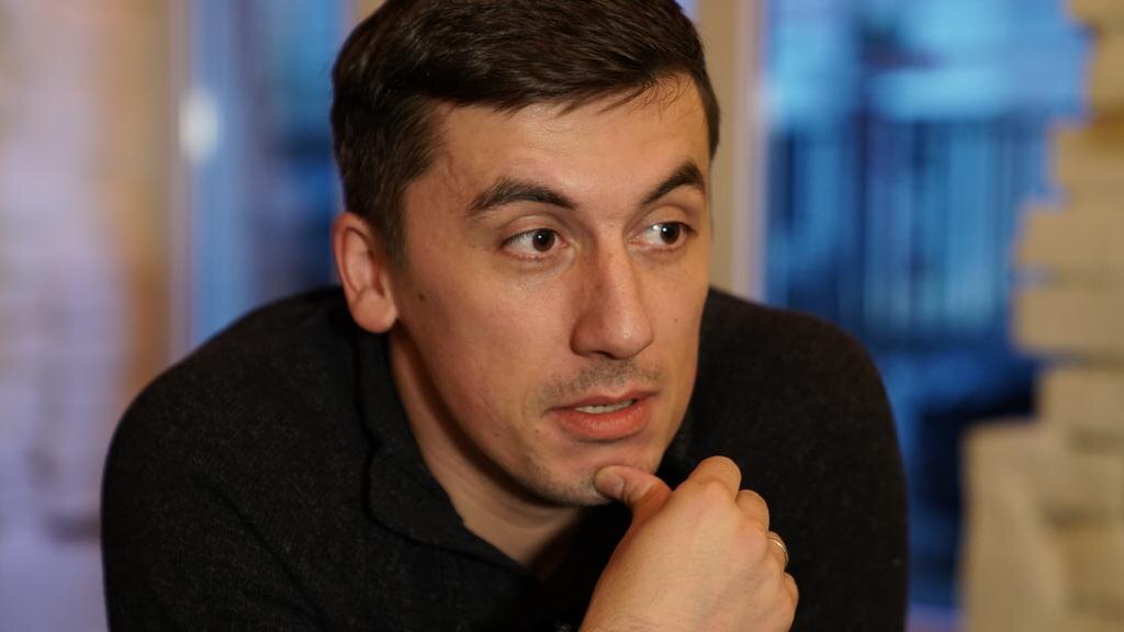 ДМИТИРИЙ ГОЛОВИН – педагог, актер, режиссер.  Выпускник Института Театра и Кино им Ли Страсберга (The Lee Strasberg Theatre and Film Institue, Hollywood) и Американской Академии Мюзикла и Драмы (American Musical and Dramatic Academy, Broadway) Является действующим голливудским театральным сценаристом, режиссером и актером. В Москве сыграл в мюзикле «Romeo&Juliette» 2004-2006 г (театр Оперетты, а также был приглашен режиссером принять участие в международной постановке в Париже, а затем и по всему миру), мюзиклы компании Stage Entertainment в Москве – «CATS» 2005-2006 г (Московский Дворец Молодежи) и «Mamma Mia!» 2006-2008 г и 2012-2013 гг. В настоящий момент играет в спектаклях Егора Дружинина «Всюду Жизнь» и «Ангелова Кукла». Как хореограф постановщик работал с Анитой Цой и другими звездами российской эстрады. Долгие годы плотно сотрудничает с Институтом Театра и Кино имени Ли Страсберга. Вел интенсивные курсы актерского мастерства Дэвида Ли Страсберга в Москве. Также организовал интенсивный курс по технике игры на камеру голливудского коуча Саши Крэйна. Много работает с детьми. 2014 - 2018 год - художественный руководитель кино отделения Академии Кино и Шоу-бизнеса «СТАРС» Яны Рудковской. Был режиссёром постановщиком многочисленных детских телешоу, концертов и сериалов: «Топ Чарт 18- с Ольгой Бузовой», «Детская Премия МузТв».