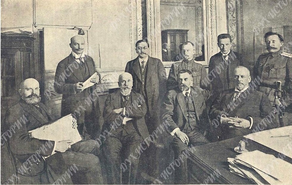 Члены временного правительства: сидят слева-направо: В.Н.Львов, В.А.Ржевский, С.В.Шидловский, М.В.Родзянко; стоят слева-направо: В.В.Шульгин, И.И.Дмитрюков, полковник генштаба Б.А.Энгельгарт, А.Ф.Керенский и М.А.Караулов