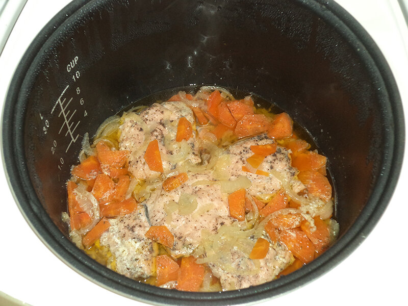 Горбуша с морковью и луком под сырной шубкой в духовке