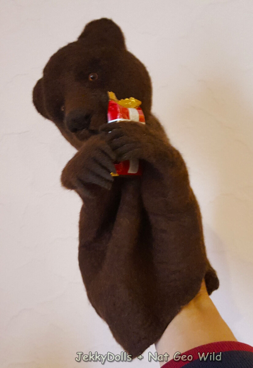 Мишка Бибао может махать лапками и даже держать разные предметы