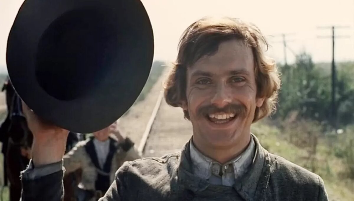 Михалкову 28 лет. Он только что отслужил на Тихоокеанском флоте на крейсере "Михаил Кутузов". Это его первый фильм - он же и соавтор сценария. Этот атаман так понравился цензуре, что не было никаких претензий ни к пижонскому внешнему виду, ни к буржуйским замашкам. 
Ах, да! Фильм называется "Свой среди чужих, чужой среди своих". :)
Фото Яндекс Картинки.
