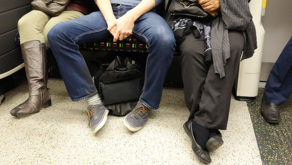 Мужчины в транспорте широко раздвигают ноги. Как с этим борются в России и мире