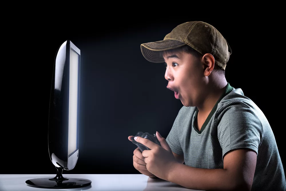 I play this computer. Люди играющие в компьютерные игры. Зависимость от видеоигр. Радостный геймер. Зависимый от игр человек.
