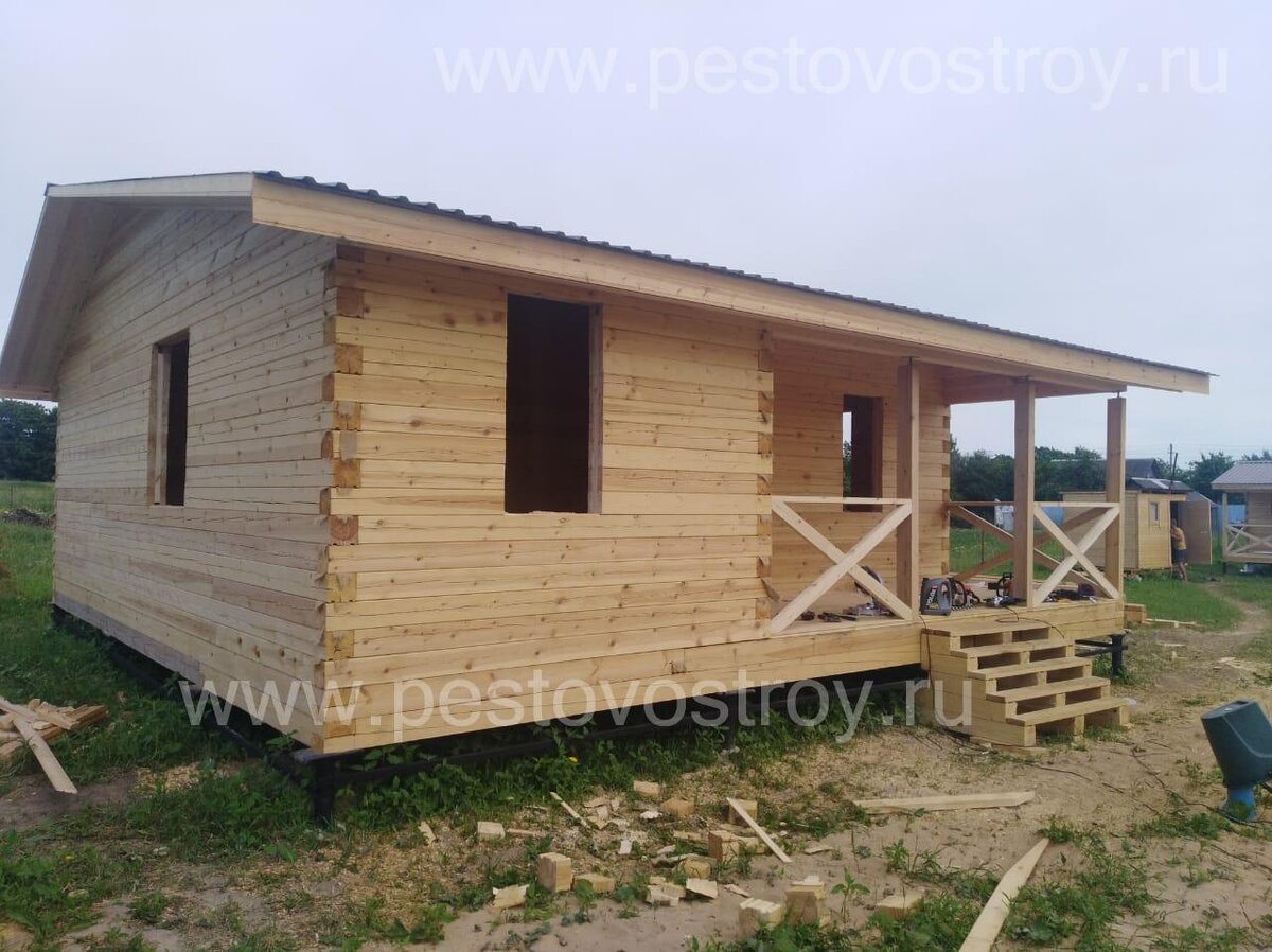 Сруб дома в один этаж.