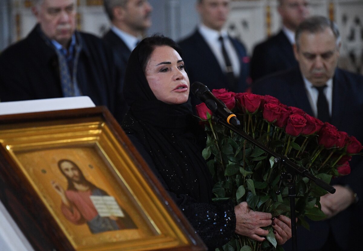 РИА "Новости" -- Надежда Бабкина на прощании с Лужковым