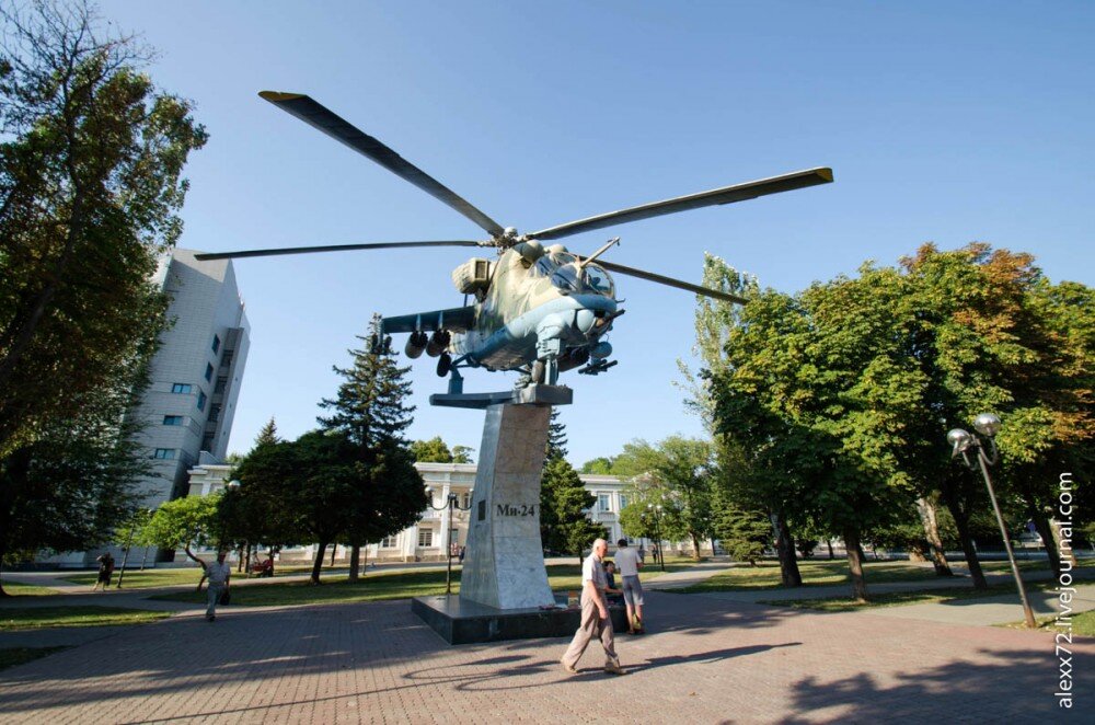 Перед проходной завода Роствертол установлен памятник Ми-24В